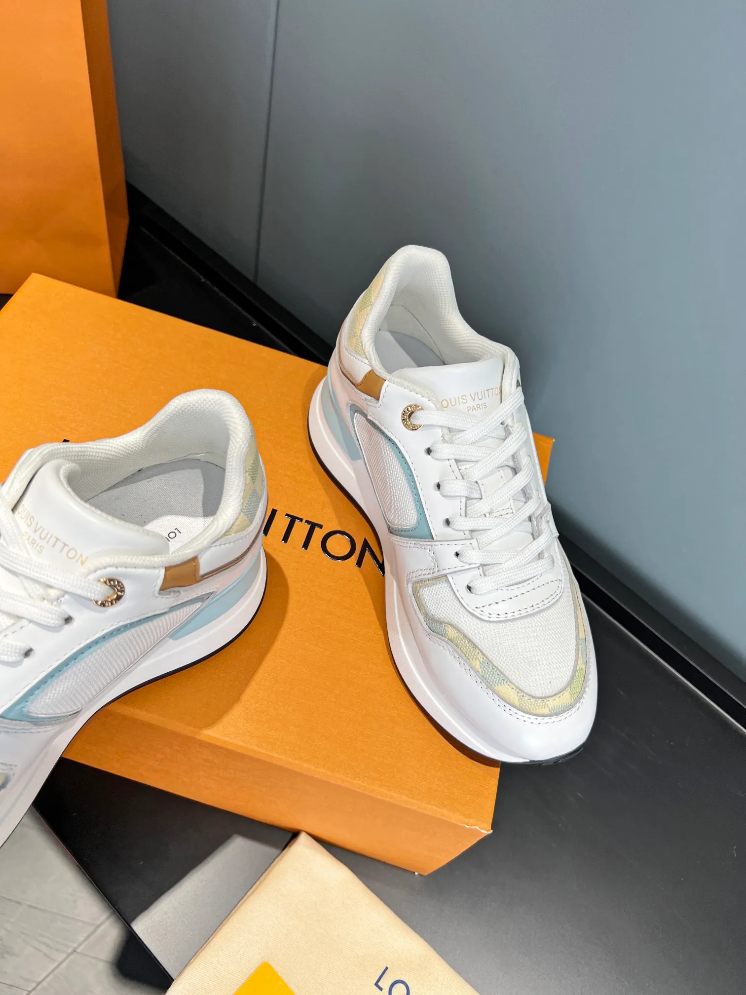 👟👟Ex-factory price 520👟👟 Couple model. louis vuitton ss24 new arrival～ Lv 2024 spring and summer new runaway sneakers ⚠️: Purchased as original 9060, disassembled and copied, upgraded version of the old model at the counter, with a more harmonious vision and lighter foot feel. It is 5cm taller, highly recognizable, and can be worn with eyes closed. Size 35-41